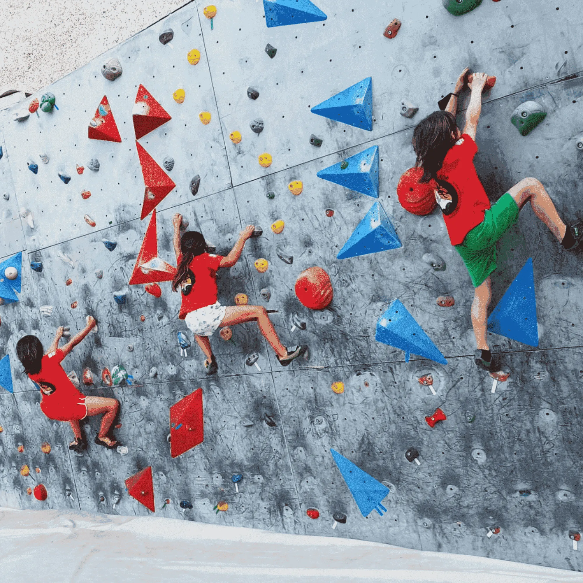 Bambini con le magliette rosse sull’area boulder