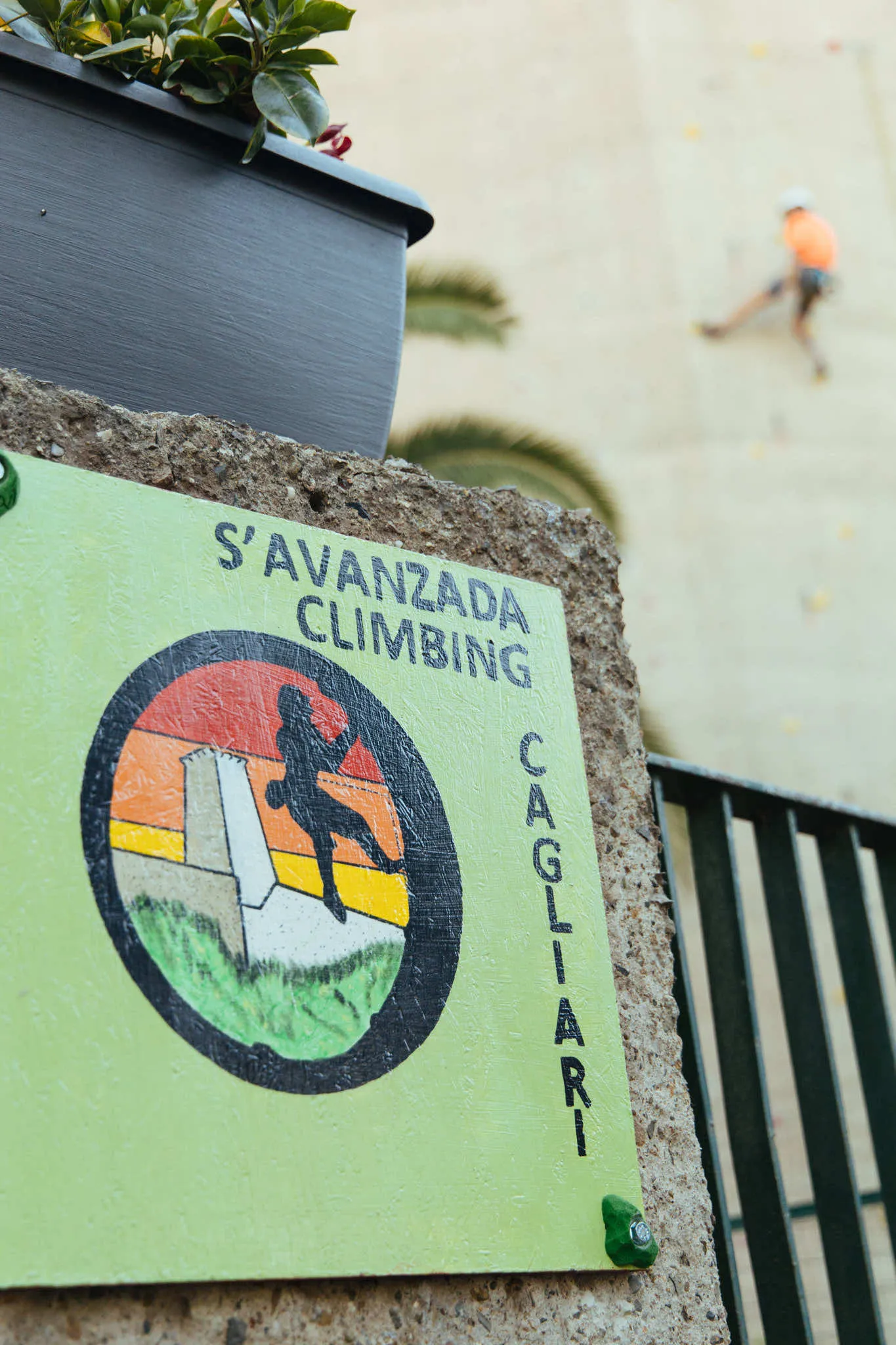 L’insegna di S’Avanzada Climbing Cagliari al cancello d’ingresso