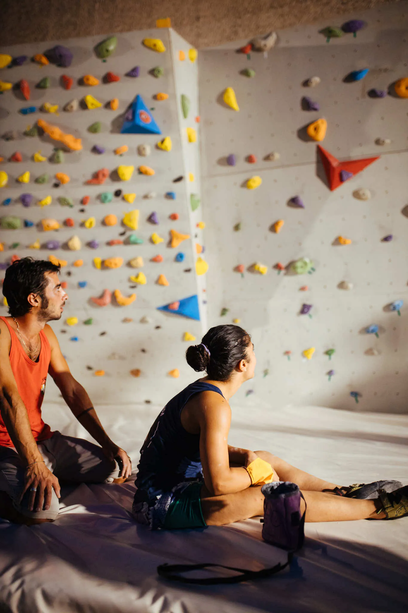 Due arrampicatori riposano sul materasso ai piedi del boulder
