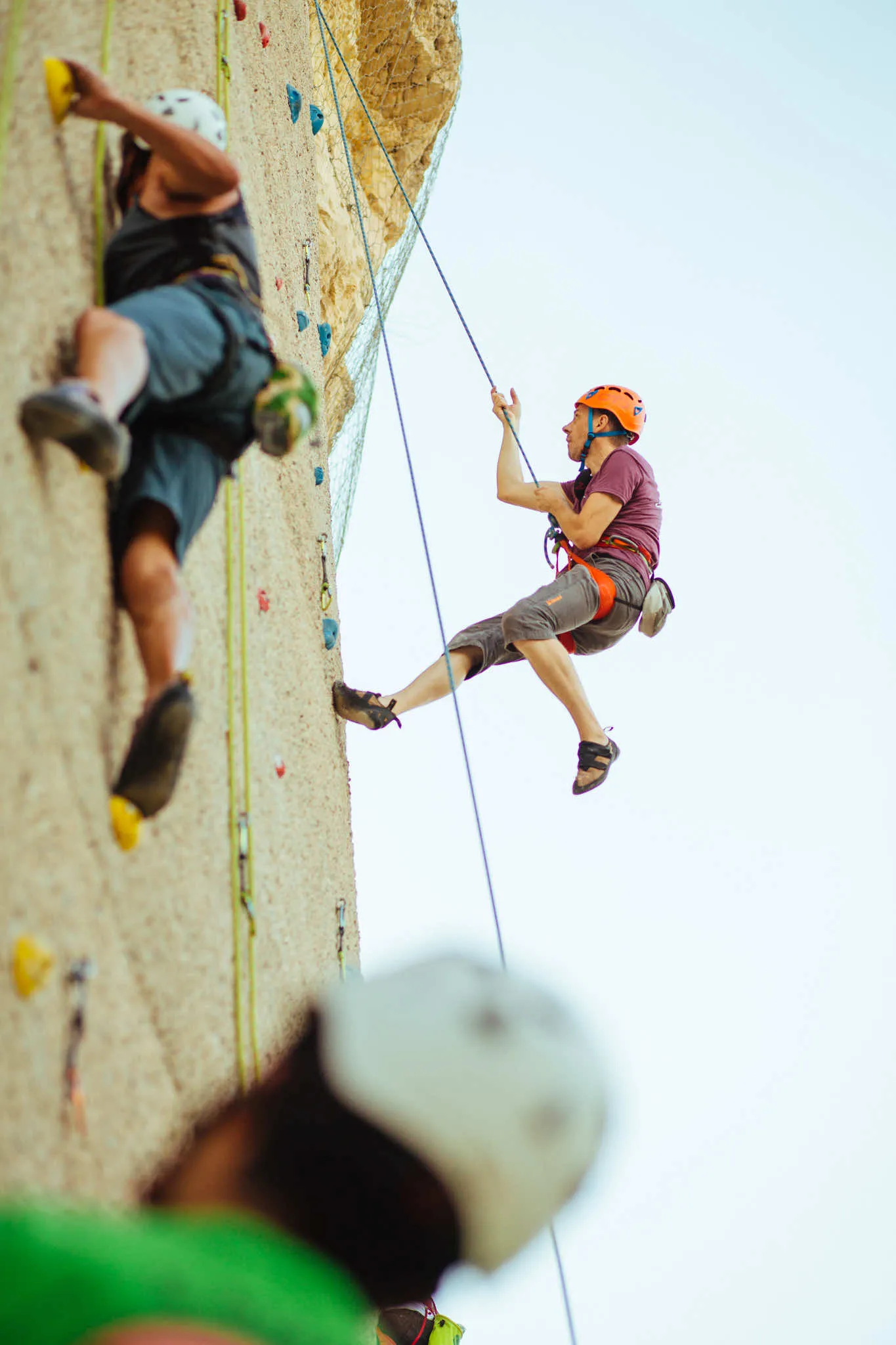 Due arrampicatori in cordata sulla parete